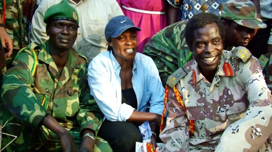 Betty Bigombe com o negociador do LRA, Big Sam Kolo - Reuters