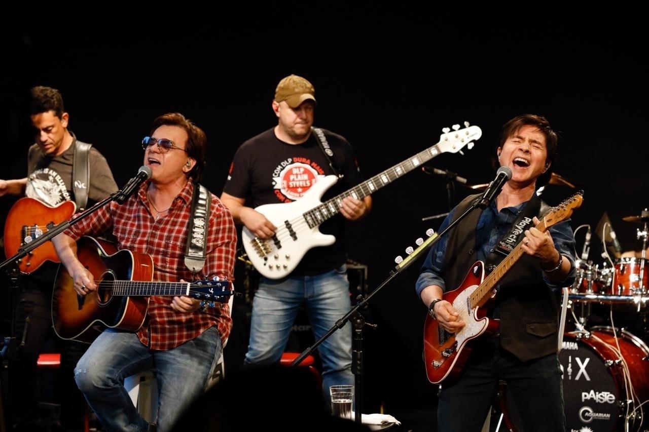 Dupla solta a voz ao som de Fio de Cabelo no Estúdio UOL - Mariana Pekin/UOL