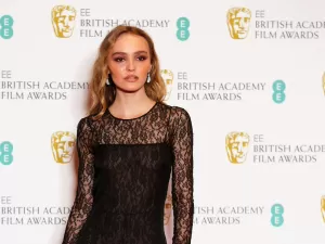 Filha de Johnny Depp chama a atenção com roupa transparente no BAFTA