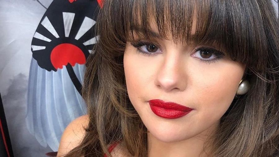 Selena Gomez usa produtos da marca própria, Rare Beauty, no qual ela criou um fundo para ajudar iniciativas de saúde mental - Reprodução/Instagram