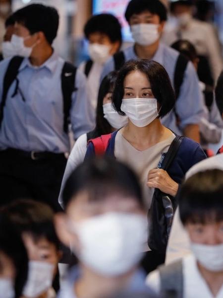 3.jun.2020 - Estudantes usam máscara para se proteger do coronavírus enquanto caminham pela estação Kamata em Tóquio, no Japão - James Matsumoto/SOPA Images/LightRocket via Getty Images