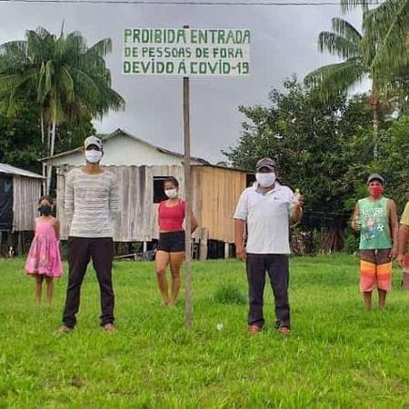 Em maio, moradores da aldeia Kokama de Boará de Cima puseram placas e montaram barreira para impedir a entrada de forasteiros que pudessem estar infectados com o coronavírus - Aldeia Boará de Cima/Divulgação