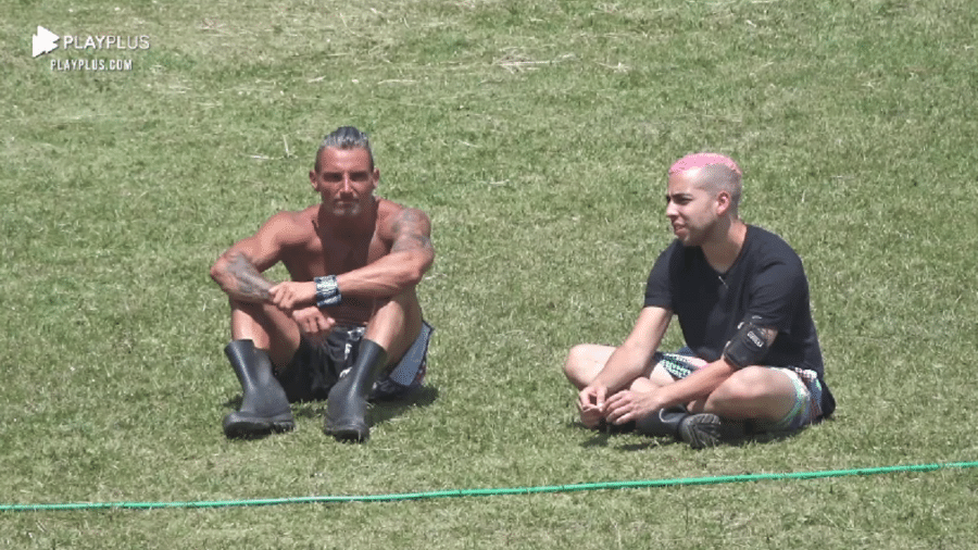 A Fazenda 2020: Juliano Ceglia e Lucas Maciel conversam na área externa da sede - Reprodução/RecordTV