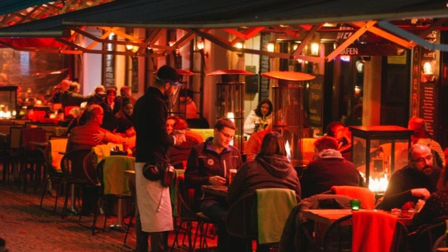 Clientes em restaurante na cidade de Colônia, na Alemanha - NurPhoto via Getty Images