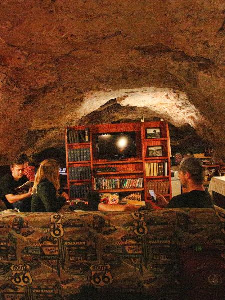 Conheça hospedagens em cavernas pelo mundo no Airbnb