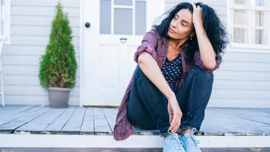 A terapia hormonal ajuda a minimizar sintomas comuns no climatério e menopausa, como fogachos, secura vaginal e humor depressivo - iStock