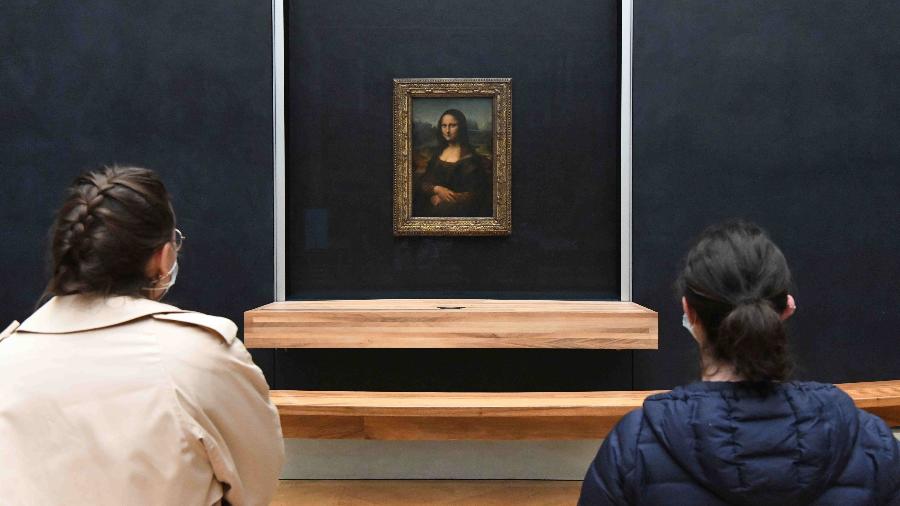 Turistas visitando a Mona Lisa no Museu do Louvre, em Paris Turistas visitando a Mona Lisa no Museu do Louvre, em Paris