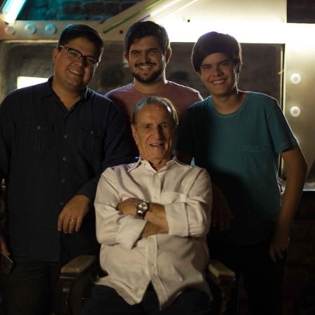 Orlando Drummond, aos 101 anos, e os netos, Felipe, Alexandre e Eduardo, respectivamente - Reprodução/Instagram