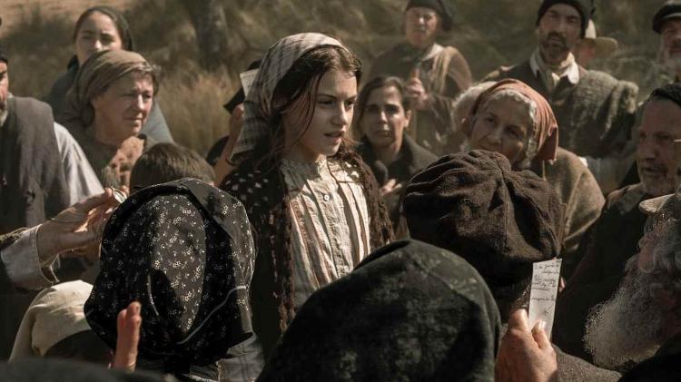 Fieis pedem milagres às crianças em 'Fátima - A História de Um Milagre' - Claudio Iannone/ Divulgação - Claudio Iannone/ Divulgação