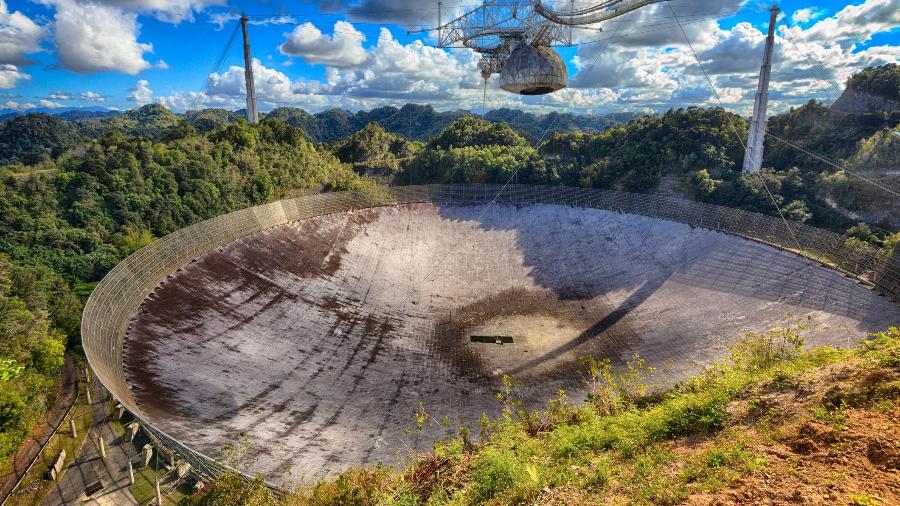 Radiotelescópio no observatório de Arecibo, em Porto Rico - Getty Images/iStockphoto