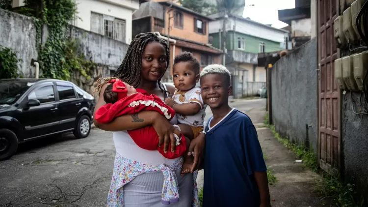 Adriana com os filhos: a recém-nascida Agatha, Arthure Thales (Foto: Reprodução/Zo Guimarães)