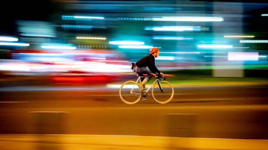 Veja acessórios para aumentar a segurança de quem pedala à noite - Getty Images/EyeEm