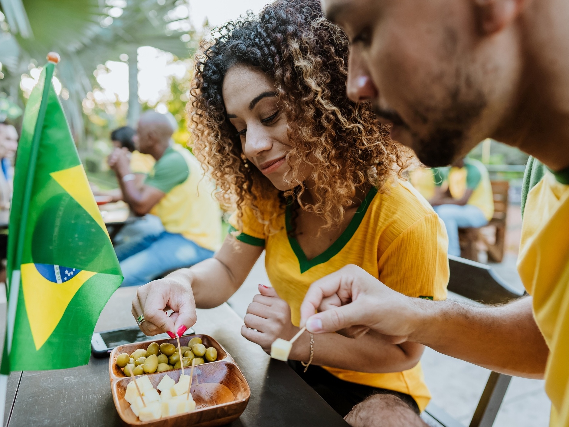 Com pão de queijo, torcedores se reúnem para assistir jogo do Brasil