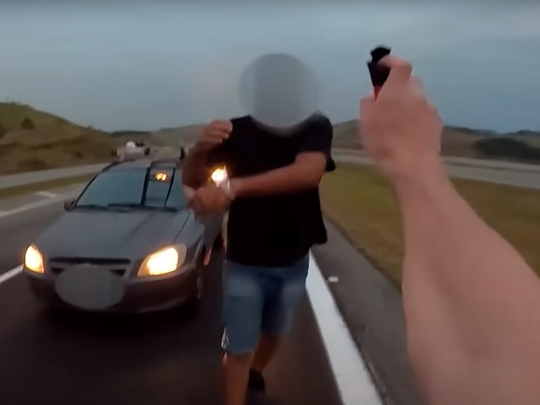 Ex-ator mirim da Globo briga com motorista 'lento' e usa spray de pimenta