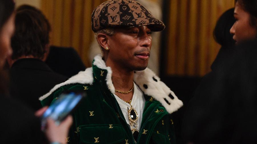 Pharrell Williams ao acompanhar o desfile da moda feminina da Louis Vuitton em março; ele estreia à frente das coleções masculinas nesta terça (20) - JULIEN DE ROSA/AFP