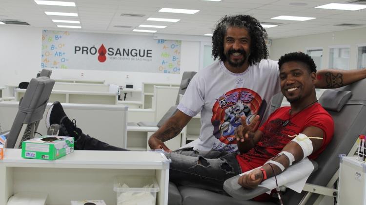 Diego Araújo (em pé) na sede da Pró-Sangue, no Hospital das Clínicas, levou o amigo Royter para doar sangue