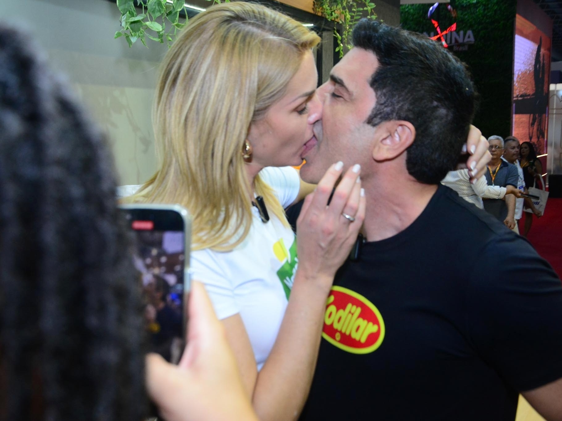 Ana Hickmann: apresentadora beija Edu Guedes em evento no RJ