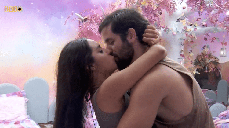 BBB 24: Isabelle e Matteus trocam beijos durante a festa do Top 5