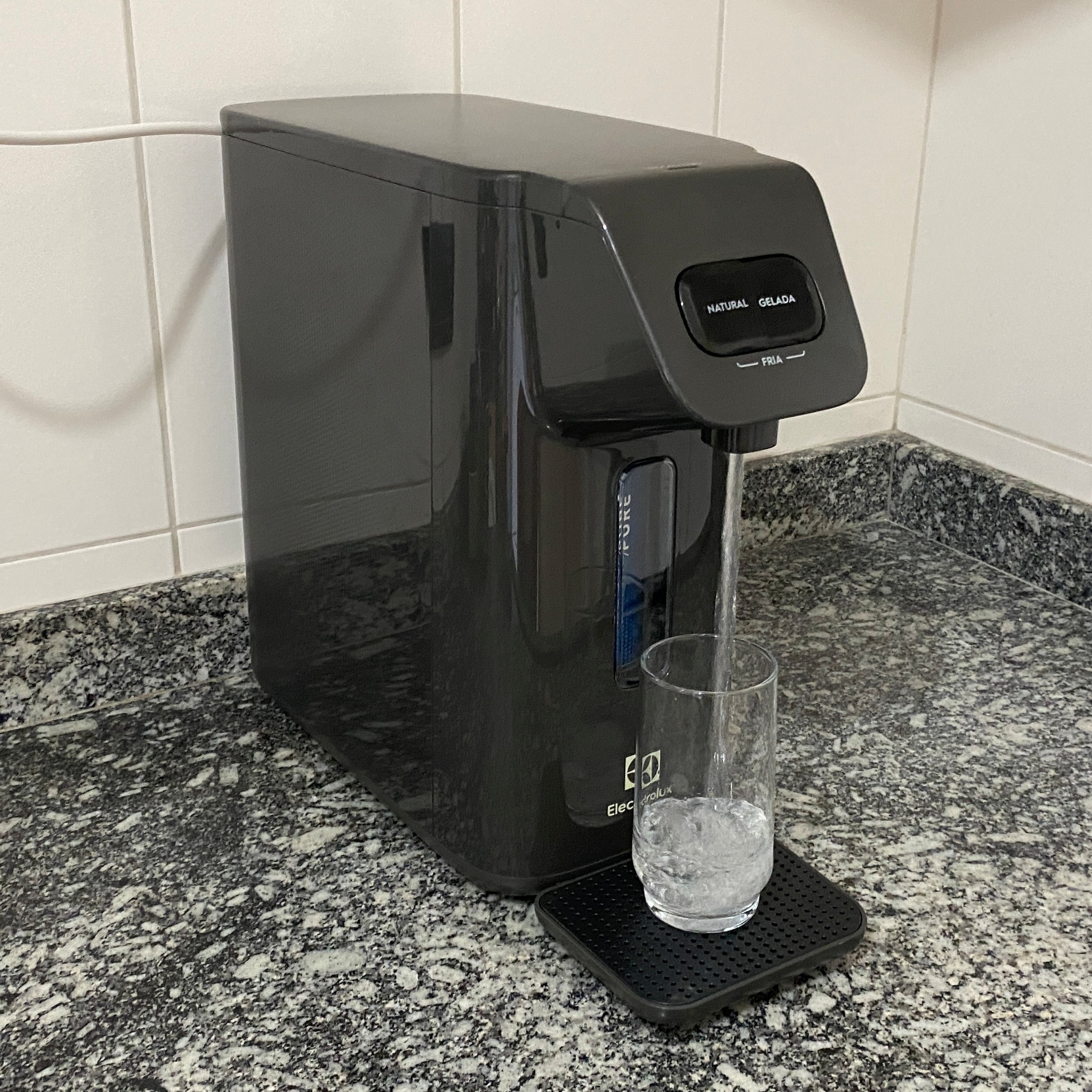 Testamos purificador da Electrolux que deixa água geladinha