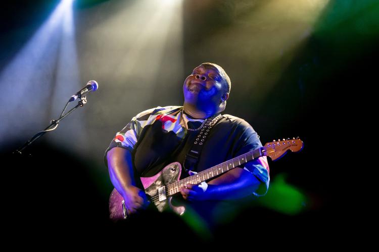 O guitarrista Christone "Kingfish" Ingram em ação