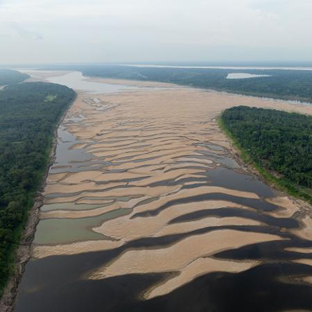 A seca histórica no Rio Solimões reduziu drasticamente o nível do Lago Tefé, que atingiu apenas 4,54 metros em outubro.