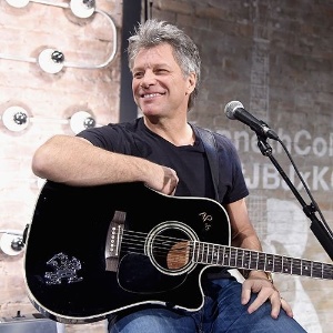 Jon Bon Jovi quer ajudar quem não tem condições financeiras  - Jamie McCarthy/Getty Images