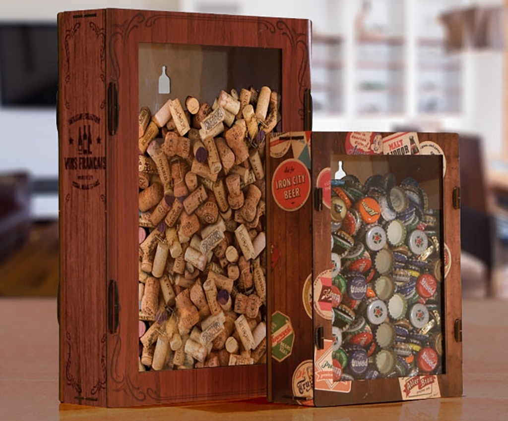 Para agradar aos cervejeiros e sommeliers de plantão, a Printas (www.printas.com.br) desenvolveu os quadros "Etílico", em MDF com visor frontal de cristal plástico. Os objetos permitem ao usuário guardar rolhas ou tampinhas de bebidas memoráveis. À venda na Designn Maniaa (www.designnmaniaa.com.br) por R$ 99 (tampinhas) ou R$ 149 (rolhas) - Divulgação