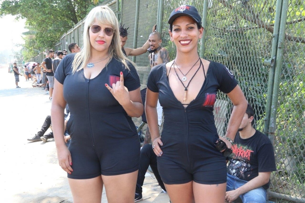 25.set.2015 - Amanda Gomes e Renata Viana, fãs do Slipknot, aguardam abertura do portão para o 5º dia de Rock in Rio - Zulmair Rocha/UOL