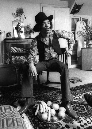 Jimi Hendrix no flat em que vivia em Londres, com a namorada Kathy Etchingham - Barrie Wentzell/Reprodução - Barrie Wentzell/Reprodução