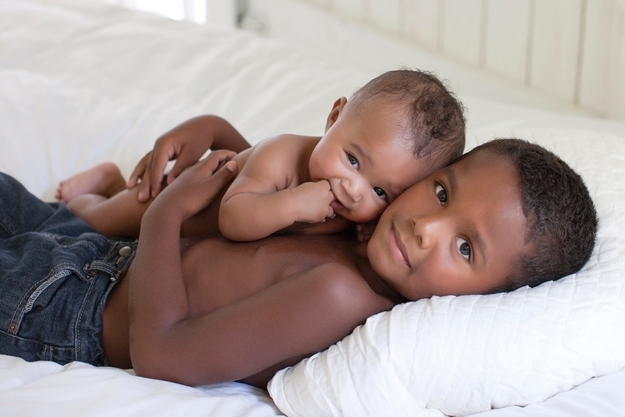 A afinidade entre os irmãos é transparente nessa bela foto que vai deixar o álbum do segundo filho mais autêntico - Reprodução/Pinterest