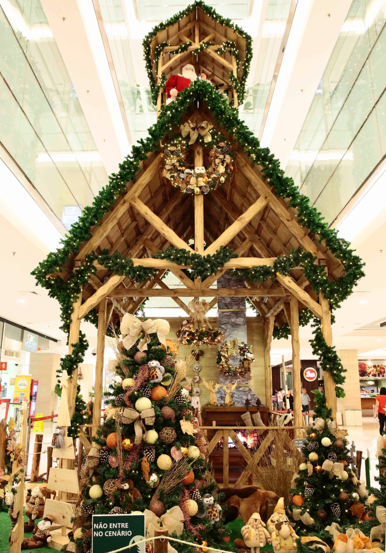 Casinha do Papai Noel geral na decoração Shopping Ibirapuera. - Kali Marina