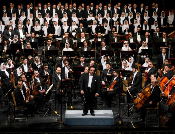O maestro Ali Rahbari, com a Orquestra Sinfônica do Teerã - AFP
