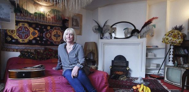 Kathy Etchingham, que namorou com Jimi Hendrix, no quarto do apartamento em que ela viveu com o guitarrista na Brook Street, em Mayfair, bairro de Londres, entre 1968 e 1969 - Andy Rain/EFE