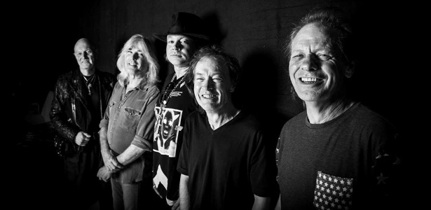 5.mai.2016 - AC/DC em sua primeira foto oficial com Axl Rose. O vocalista do Guns N" Roses vai substituir Brian Johnson nos últimos shows da turnê da banda na Europa - Roger Sargent/Divulgação/Facebook
