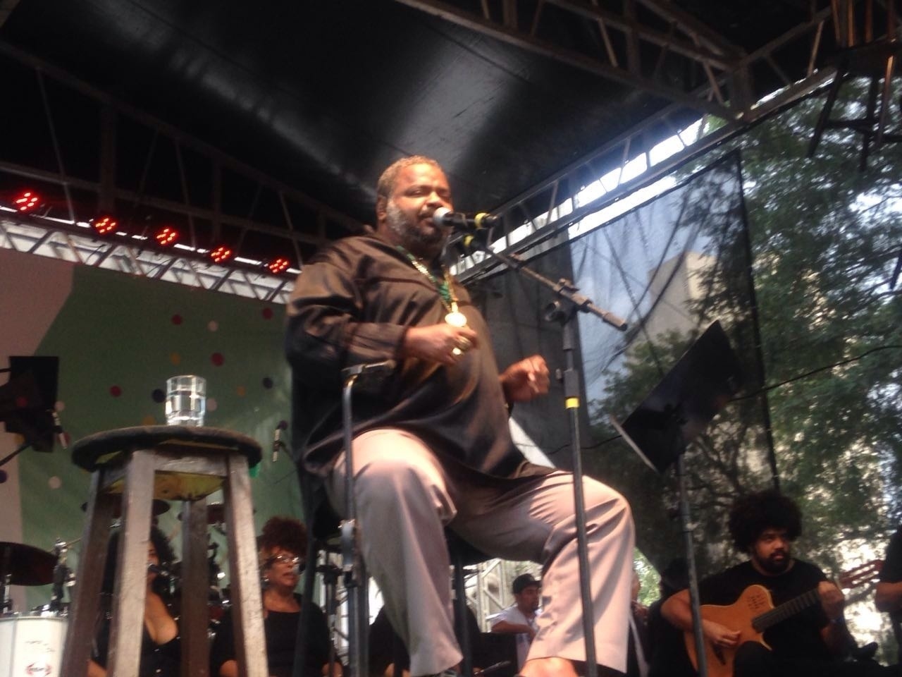 22.mai.2016 - Arlindo Cruz inicia show na Virada Cultural após uma hora de atraso. De cadeira de rodas, o músico se apresenta no palco Princesa Isabel, na região central de São Paulo. Ele passou recentemente por uma cirurgia no joelho - Jussara Soares/UOL