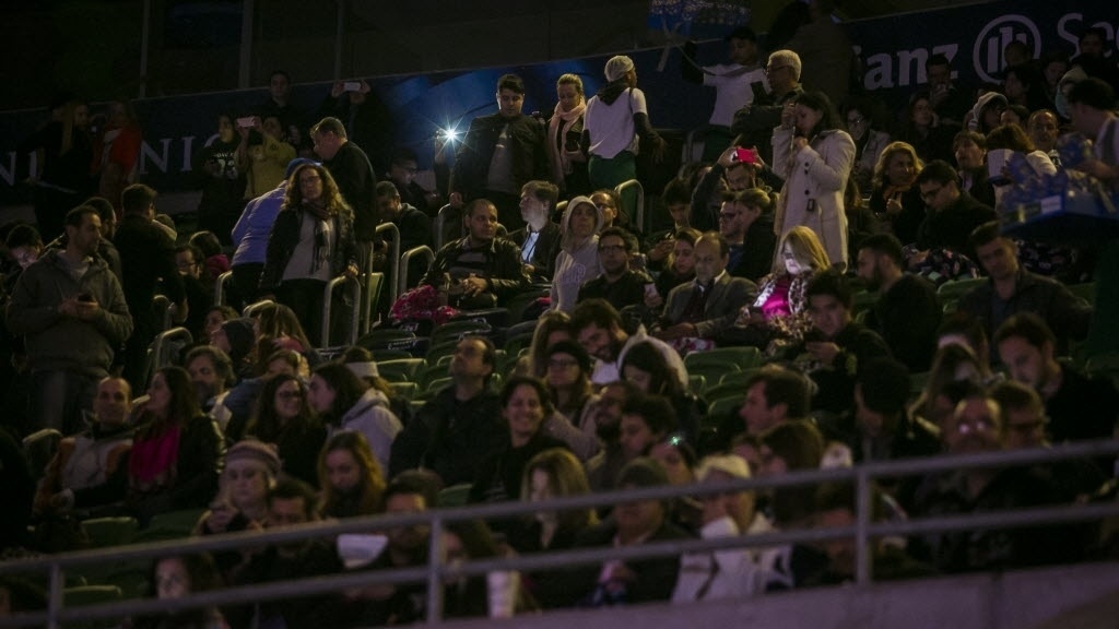 23.jun.2016 - Protegidos do frio por mantas distribuídas pelos organizadores, cerca de 5 mil pessoas enfrentaram ventos gelados e temperatura de 15 graus para assistir aos filmes "Independence Day" e "Independence Day: O Ressurgimento" nas arquibancadas do Allianz Parque, em São Paulo - Bruno Santos /UOL