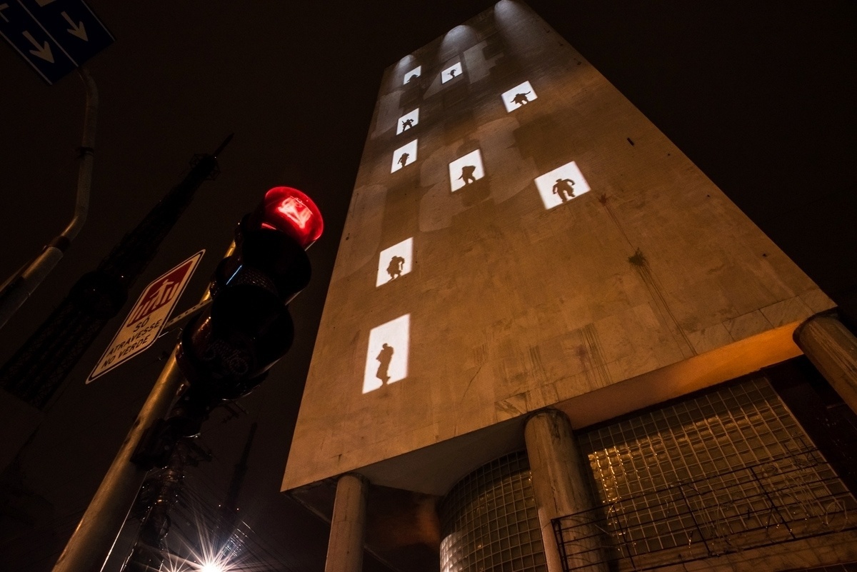 03.ago.2016 - A apresentação de vídeo mapping trouxe os personagens, os símbolos do filme e outras diversas referências do universo dos vilões - Divulgação