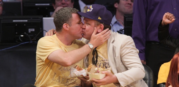 Will Farell (à esq.) e John C. Reilly se beijam durante jogo de basquete em Los Angeles - Noel Vasquez/Getty Images/AFP