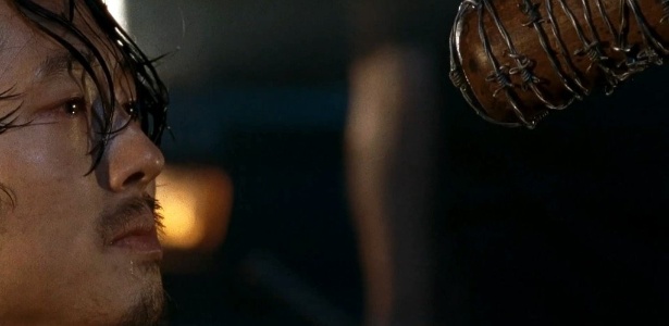 Glenn (Steven Yeun) encara o taco de beisebol de Negan (Jeffrey Dean Morgan) em "The Walking Dead"  - Reprodução/AMC  - Reprodução/AMC 