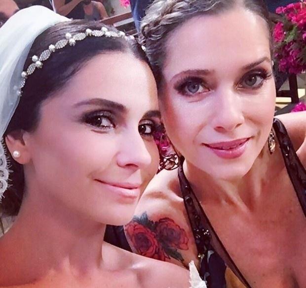 Giovanna Antonelli e Letícia Spiller posam nos bastidores das gravações do casamento de Mário e Alice em "Sol Nascente" - Reprodução/Instagram