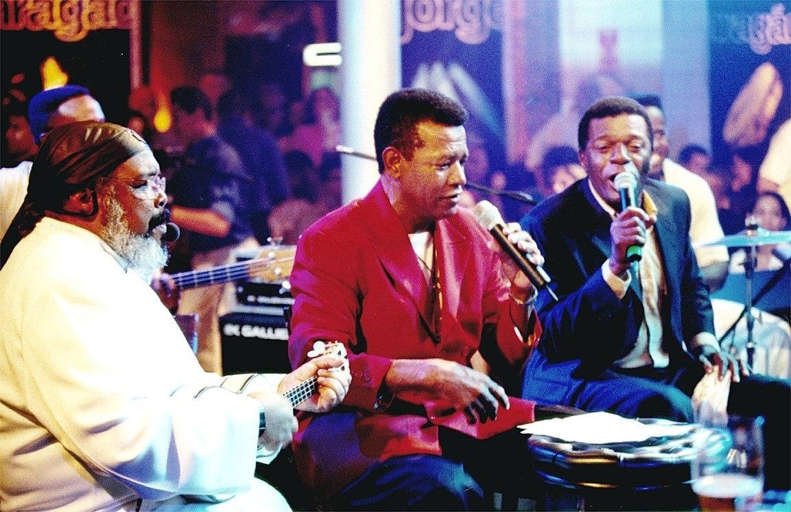 Da esq. para a dir., Jorge Aragão, Jair Rodrigues e Almir Guineto durante gravação de programa para a TV Bandeirantes em 2001 - Divulgação