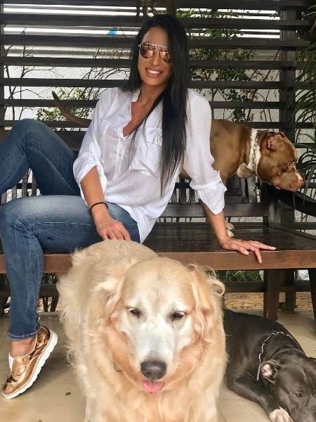 Gracyanne com parte dos vários cães do casal - Reprodução / Instagram - Reprodução / Instagram