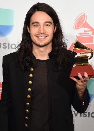 16.nov.2017 - Brasileiro Tiago Iorc posa com o troféu de melhor álbum pop contemporâneo em língua portuguesa - Valerie Macon/AFP Photo - Valerie Macon/AFP Photo