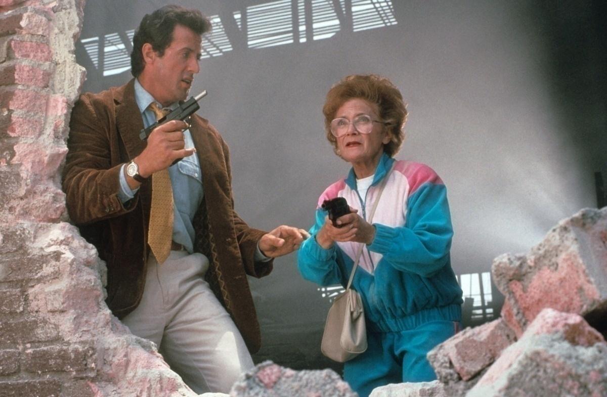 Sylvester Stallone e Estelle Getty em cena de "Pare! Senão Mamãe Atira" (1992) - Divulgação