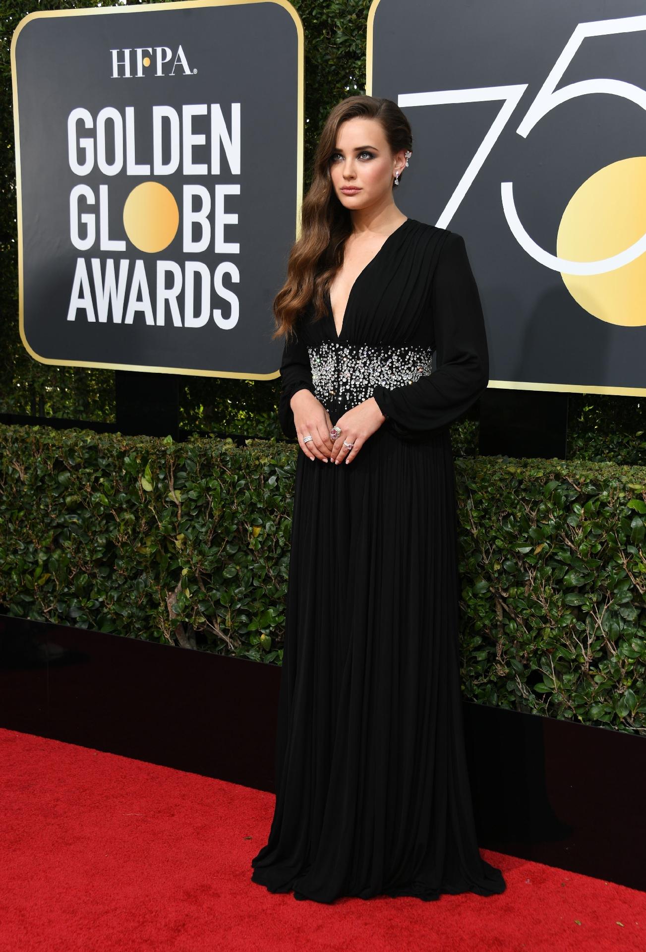 Katherine Langford, a protagonista de "13 Reasons Why", vai de preto ao Globo de Ouro 2018 - AFP