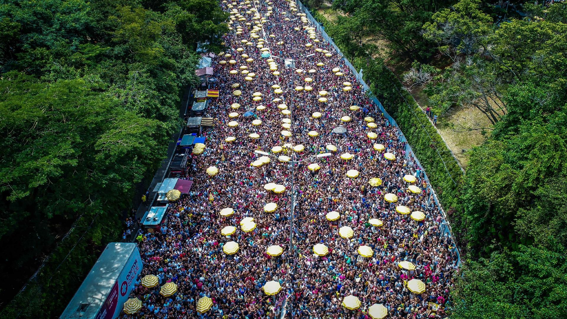 Público acompanha desfile do Bloco Largadinho, da cantora Claudia Leitte, pela av. 23 de Maio, zona sul de São Paulo - Edson Lopes Jr./UOL