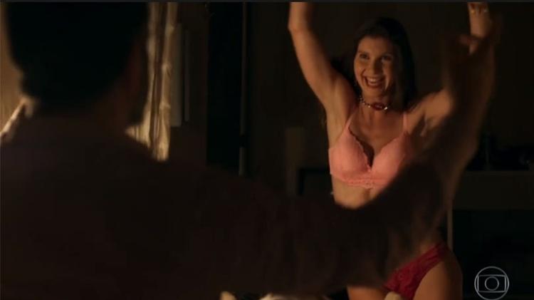 Desirée faz striptease para Juvenal em "O Outro Lado do Paraíso" - Reprodução/Globo - Reprodução/Globo