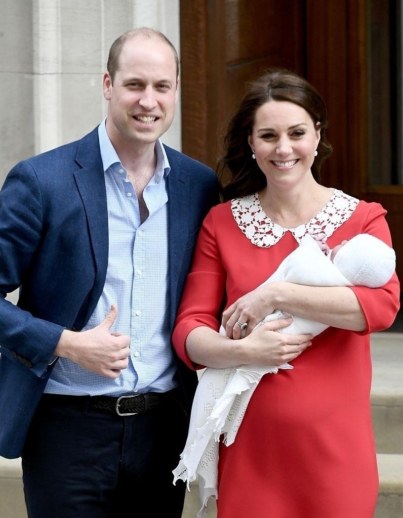 Logo após posarem para fotos, a duquesa de Cambridge Kate Middleton e o príncipe William deixaram o hospital com o terceiro filho e seguiram rumo ao palácio de Kensington - Getty Images