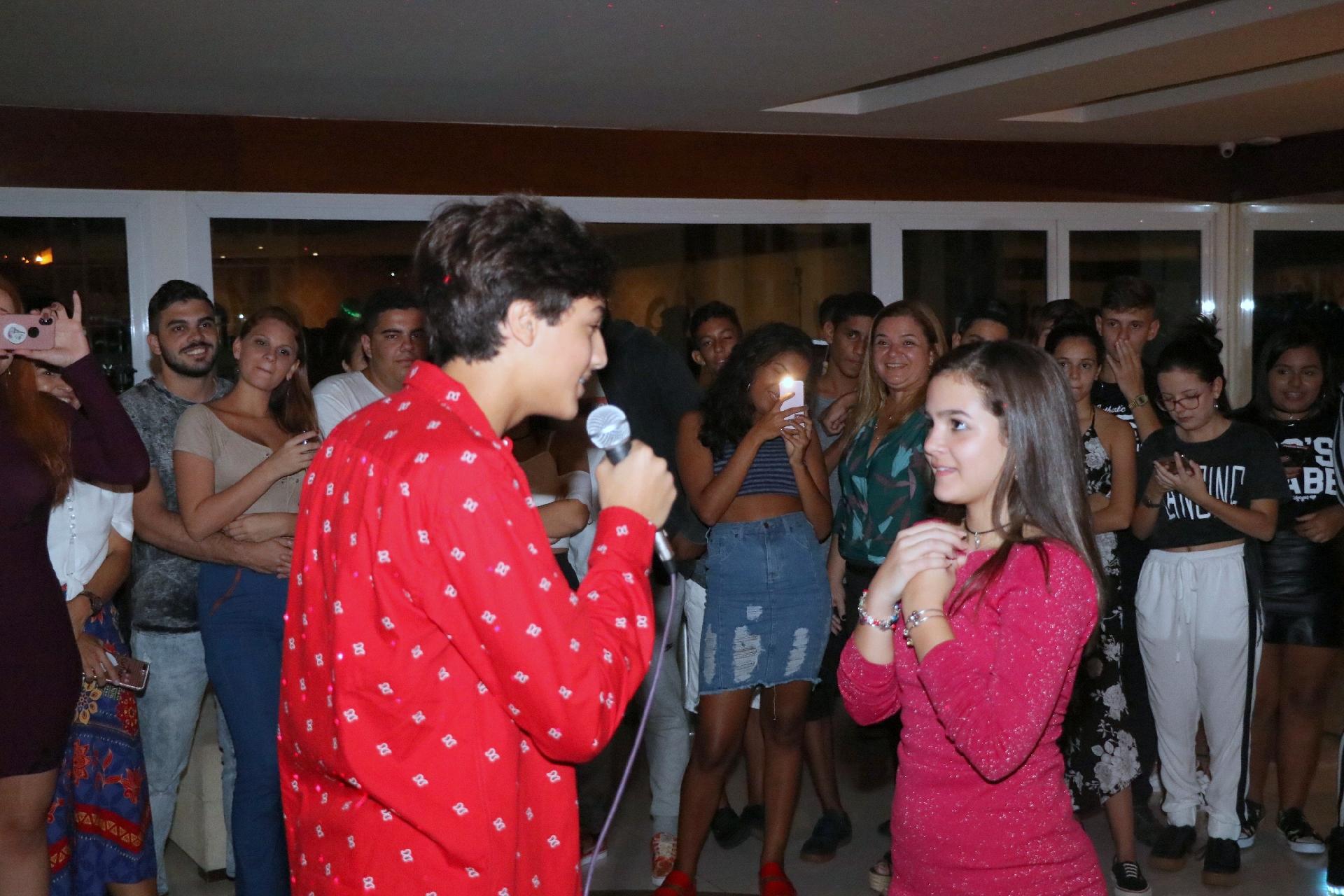 Mel Maia ganha festa surpresa com declaração do namorado e aliança - AgNews