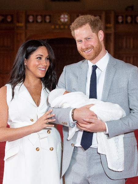 Os duques de Sussex, Harry e Meghan, aparecem com Archie pela primeira vez, dois dias depois do nascimento - Reuters